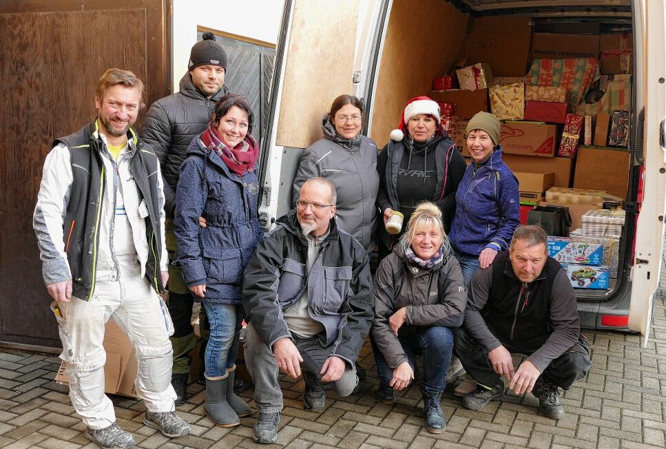Bevor Romy Etling (rote Mütze) die 600 Kilometer ins Ahrtal fuhr, hatten sie und ihre Helfer alle Hände voll zu tun, die 545 Geschenke in den Transporter zu bekommen. Foto: Andreas Bauer