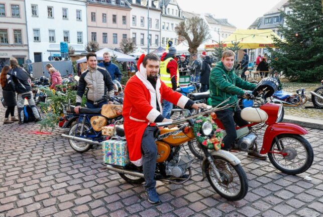 Rostiger "Tiefflieger" sorgt für Begeisterung in Waldenburg - Auch ein Weihnachtsmann durfte nicht fehlen. Foto: Markus Pfeifer