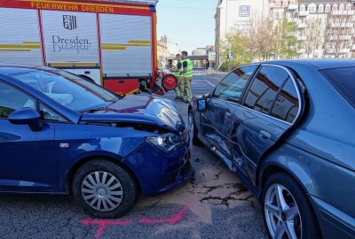 Rote Ampel missachtet: Crash auf Dresdener Kreuzung - In Dresden kam es heute zu einem Kreuzungscrash. Foto: Roland Halkasch