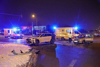 Rote Ampel übersehen: Verkehrsunfall an Kreuzung - Kreuzung Washingtonstraße/Peschelstraße: Verkehrsunfall mit zwei PKWs. Foto: Roland Halkasch