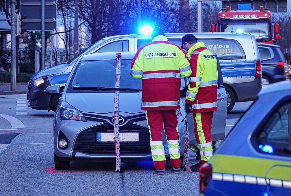 Rotgängerin durch PKW-Crash schwer verletzt - In Dresden kollidierte eine 15-jährige Fußgängerin mit einem PKW Toyota Yaris. 