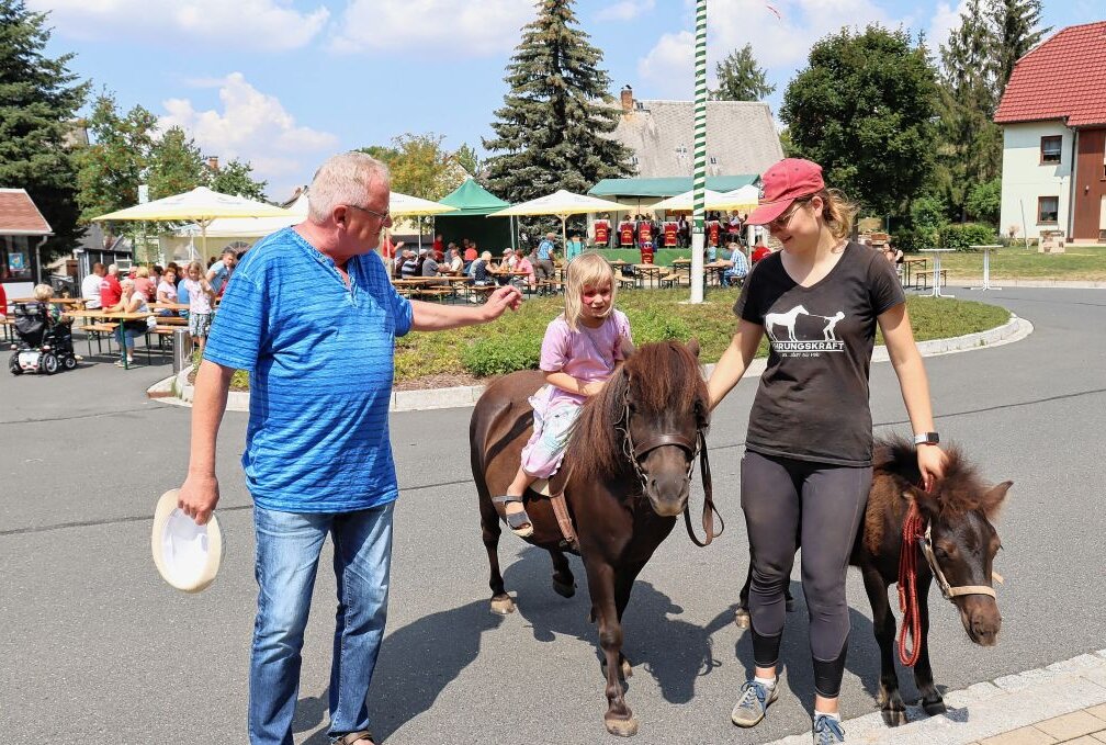 Rothenfurther Muldenfest ist super gelaufen - Viktoria probierte sich beim Ponyreiten aus. Ihr Opa gab Hilfestellung. Foto: Ilka Ruck