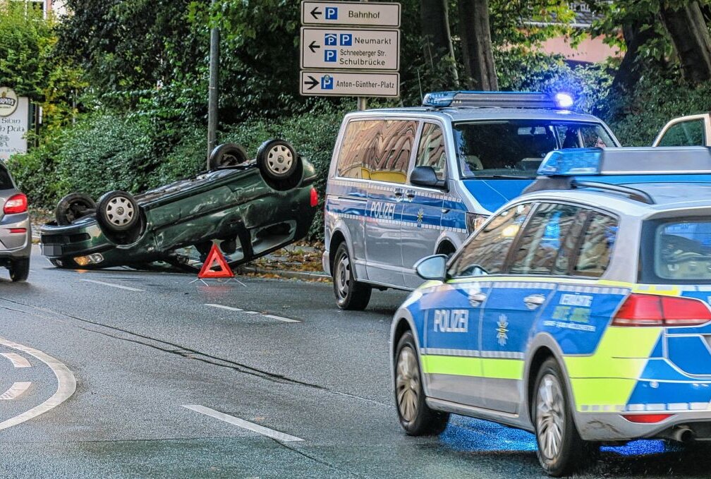 Rotlichtverstoß in Aue führt zu Überschlag bei Crash - Gegen 17 Uhr kam es auf der Goethestraße in Aue zu einem Unfall. Foto: Niko Mutschmann