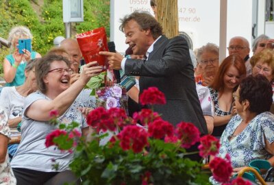 Rudy Giovannini weckt Begeisterung in Warmbad - Von den Fans erhielt der Musiker zahlreiche Geschenke und Blumen. Foto: Andreas Bauer