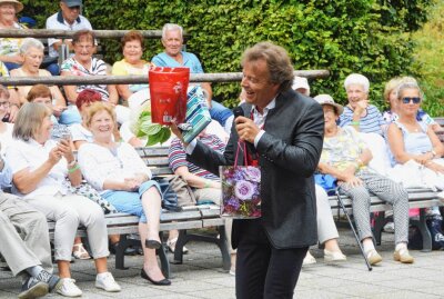 Rudy Giovannini weckt Begeisterung in Warmbad - Kaum ein Lied verging, ohne dass dem Sänger etwas überreicht wurde. Foto: Andreas Bauer