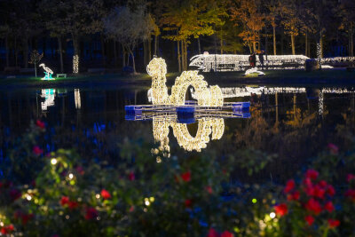 Nessi im Teich des Sonnenlandparks Lichtenau. Sie ist eines der 50 Lichterzauberfiguren.