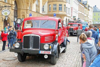 Rückkehr der Werdauer Traditionsveranstaltung wurde für die Gastgeber ein voller Erfolg - Der H3A der Leubnitzer Feuerwehr führte den abschließenden Korso an.
