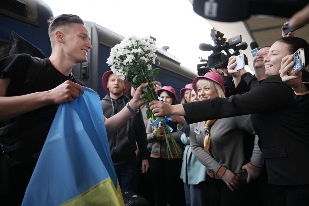 Kalush Orchestra bekamen bei der Ankunft in Kiew Blumen überreicht.