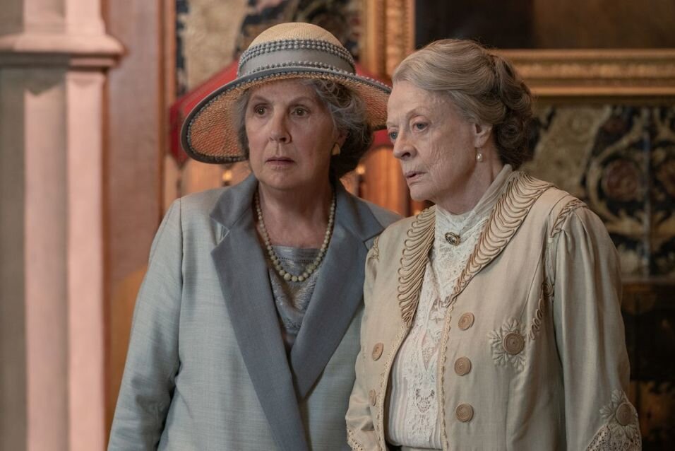 Lady Grantham (Maggie Smith, rechts) hat eine Villa an der Côte d'Azur geerbt. Doch darüber, wie sie zu diesem Erbe kam, hüllt sie sich in Schweigen.