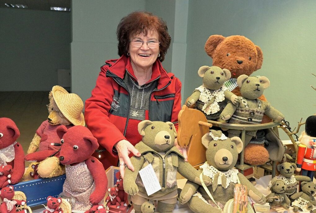Hella Müller zeigt eine Auswahl ihrer Teddy in der Schaufenster-Ausstellung in Stollberg. Foto: Ralf Wendland