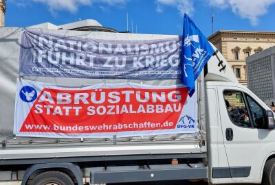 Rund 250 Teilnehmer ziehen bei Ostermarsch durch Leipzig - Demonstration für den Frieden. Foto: Christian Grube