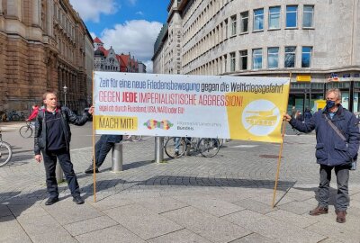 Rund 250 Teilnehmer ziehen bei Ostermarsch durch Leipzig - Demonstration für den Frieden. Foto: Christian Grube