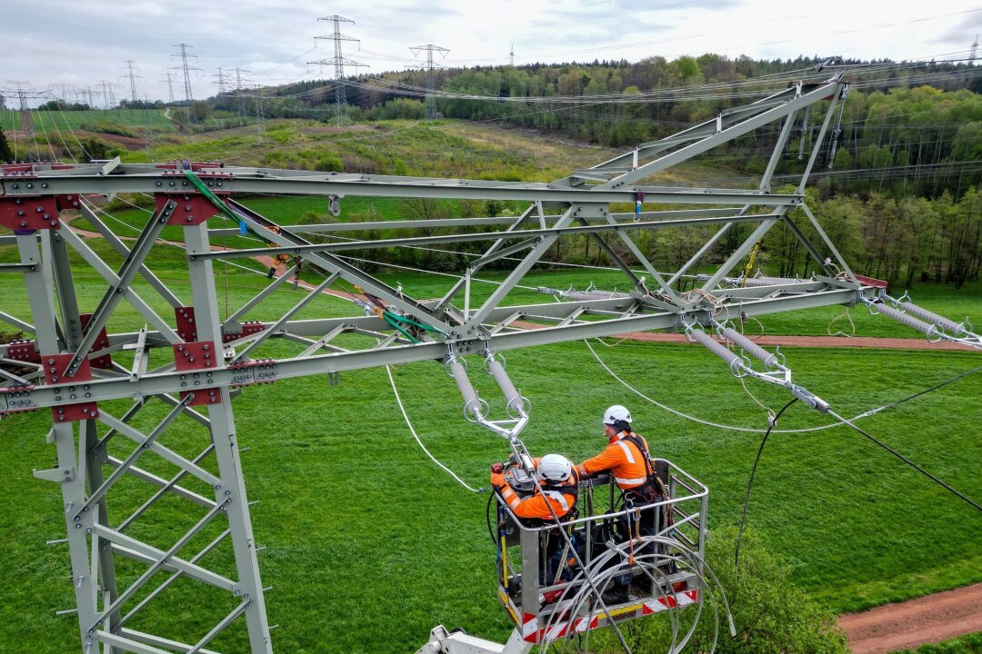 Rund 426 Millionen Euro für Netzausbau und Digitalisierung - Monteure erneuern eine 110 KV Hochspannungsleitung des Stromnetzbetreibers Mitnetz.