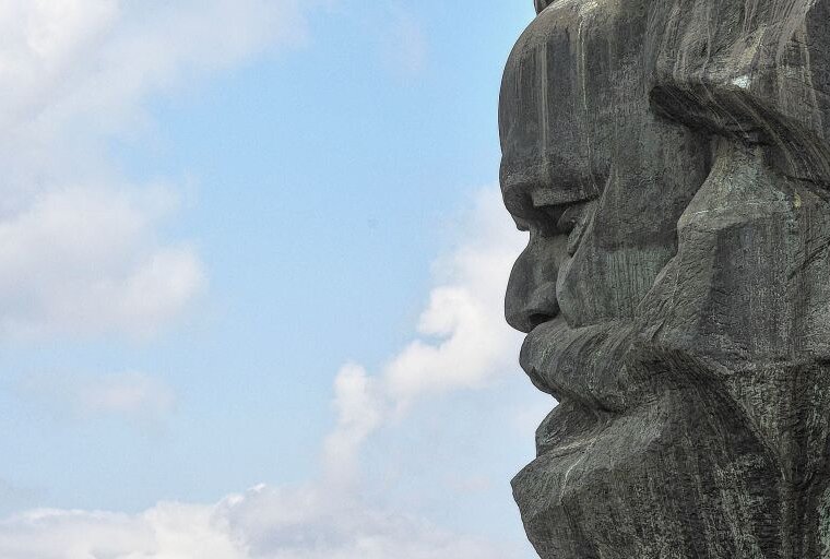 Blick auf den Kopf von Karl Marx, der an der Brückenstraße steht. Foto: Andreas Seidel