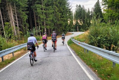 Runde für Runde: Mittelsachsen radeln 1000 Kilometer non stop auf dem Fahrrad durch den Wald - Radfahren ist die Leidenschaft aller.Gemeinsam rollen die Freunde unzählige Straßen entlang. Foto: privat