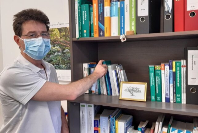 Hausarzt Torsten Mahn in seiner Praxis  (Foto: Anke Brod)