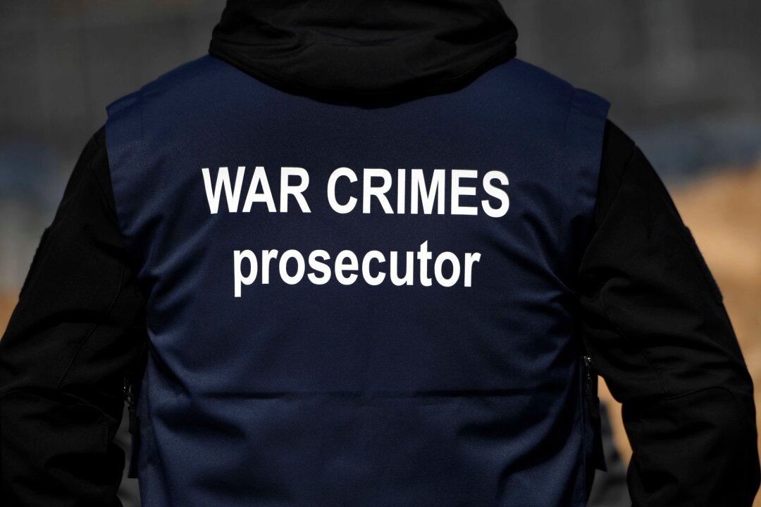 Russland soll über ukrainische Kriegsgefangene getötet haben - "War Crimes Prosecutor" ("Ankläger für Kriegsverbrechen")
Ein Ermittler eines internationalen Forensik-Teams.