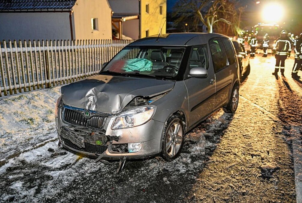 Rutschige Straße in Oderwitz: Opel und Skoda krachen ineinander - Verkehrsunfall in Oderwitz gegen 5:40 Uhr. Foto: Philipp Grohmann