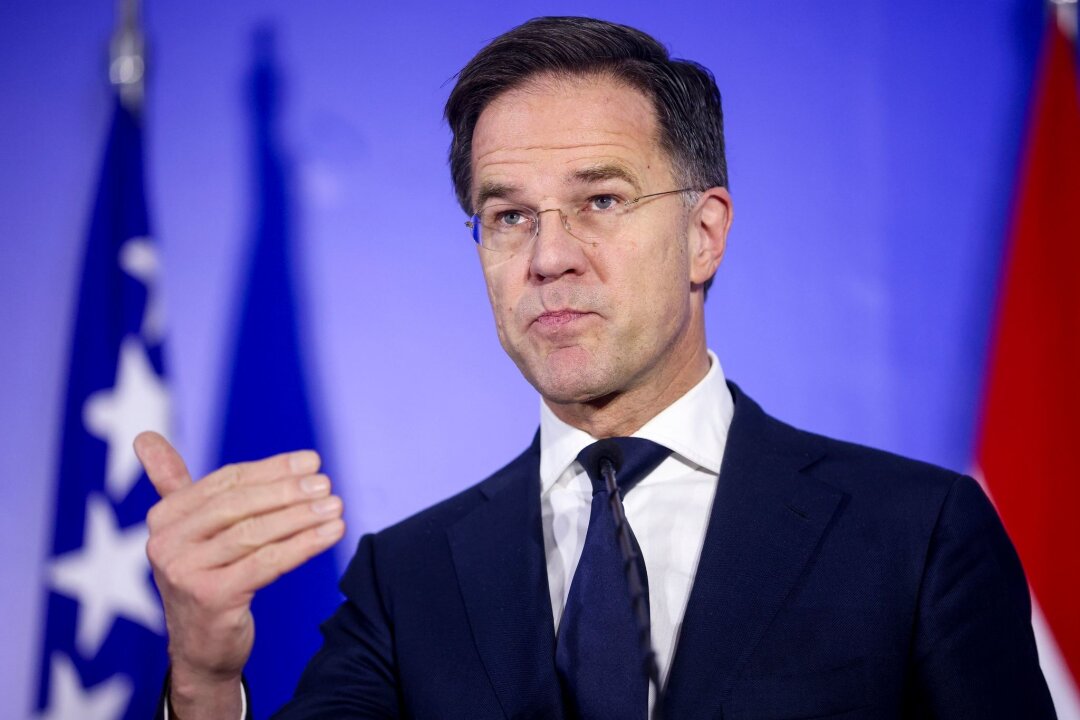 Rutte äußert sich besorgt über Bedrohung von Mandatsträgern - Mark Rutte spricht während einer Pressekonferenz in Sarajevo.