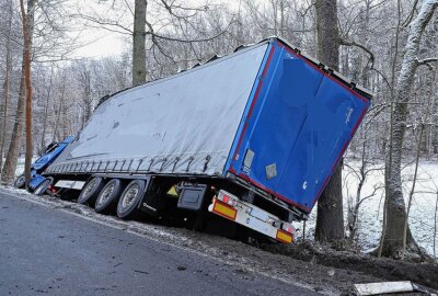 S192: LKW rutscht bei Glätteunfall in Bach - In Wilsdruff geriet ein Sattelzug Mercedes-Benz Actros auf der glatten Fahrbahn in einer Linkskurve ins Schleudern. Foto: Roland Halkasch