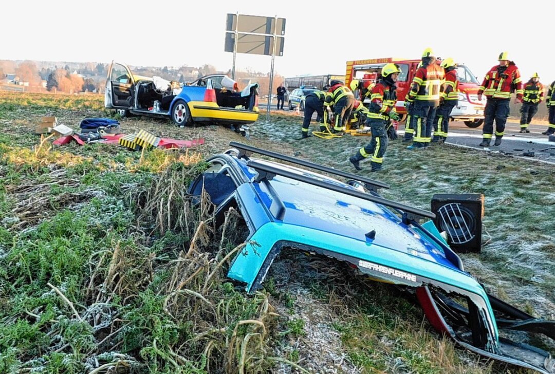 S200: Verkehrsunfall in Ottendorf mit eingeklemmter Person - Verkehrsunfall bei Ottendorf mit einer eingeklemmten Person. Foto: haertelpress/FFW Oberlichtenau