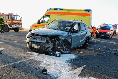S200: Verkehrsunfall in Ottendorf mit eingeklemmter Person - Verkehrsunfall bei Ottendorf mit einer eingeklemmten Person. Foto: haertelpress/FFW Oberlichtenau