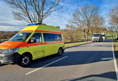 S223: Opel kollidiert beim Überholen mit Gegenverkehr - An beiden PKW entstand wirtschaftlicher Totalschaden. Foto: Harry Härtel