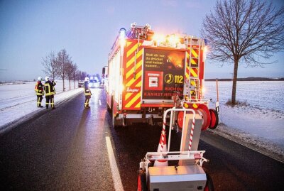 S255: Frontalcrash auf winterglatter Fahrbahn - Auf der S255 ereignete sich ein Unfall mit fünf Fahrzeugen. Foto: Niko Mutschmann