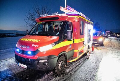 S255: Frontalcrash auf winterglatter Fahrbahn - Auf der S255 ereignete sich ein Unfall mit fünf Fahrzeugen. Foto: Niko Mutschmann