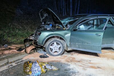 S255 in Hartenstein: Audi kollidiert mit Wand - Fahrer schwer verletzt - Audi nach Kollision mit Mauer stark zerstört. Foto: Niko Mutschmann