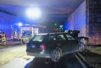 S255 in Hartenstein: Audi kollidiert mit Wand - Fahrer schwer verletzt - Audi nach Kollision mit Mauer stark zerstört. Foto: Niko Mutschmann