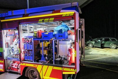 S255 in Hartenstein: Audi kollidiert mit Wand - Fahrer schwer verletzt - Krankenwagen und Feuerwehr zur Hilfe  im Einsatz. Foto: Niko Mutschmann
