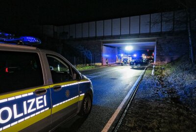 S255 in Hartenstein: Audi kollidiert mit Wand - Fahrer schwer verletzt - Polizei Vorort beim Unfallgeschehen. Foto: Niko Mutschmann