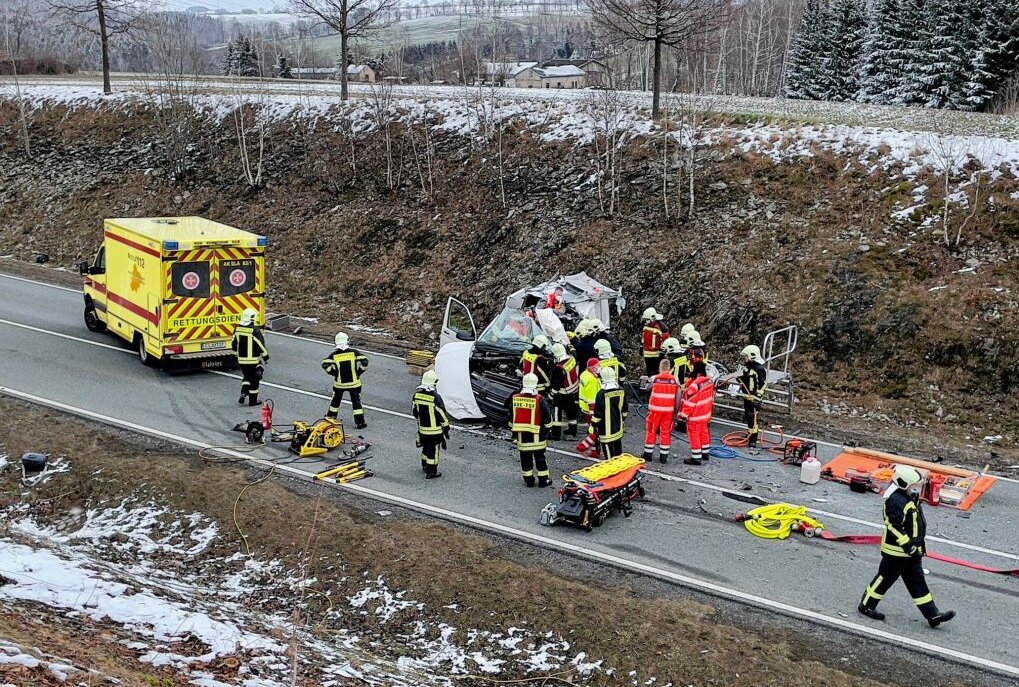 S255: Vollsperrung nach schwerem Unfall zwischen Aue und Hartenstein - Gegen 14 Uhr kam es am frühen Freitagnachmittag auf dem Autobahnzubringer S 255 zwischen Aue und Hartenstein zu einem schweren Unfall. Foto: Daniel Unger