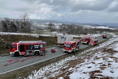 S255: Vollsperrung nach schwerem Unfall zwischen Aue und Hartenstein - Gegen 14 Uhr kam es am frühen Freitagnachmittag auf dem Autobahnzubringer S 255 zwischen Aue und Hartenstein zu einem schweren Unfall. Foto: Daniel Unge