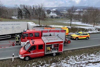 S255: Vollsperrung nach schwerem Unfall zwischen Aue und Hartenstein - Gegen 14 Uhr kam es am frühen Freitagnachmittag auf dem Autobahnzubringer S 255 zwischen Aue und Hartenstein zu einem schweren Unfall. Foto: Daniel Unge