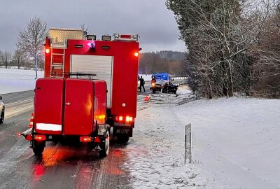 S258 bei Zwönitz: BMW dreht sich mehrmals und schlägt gegen Bäume - Die Feuerwehr vom Dorf Chemnitz ist bereits am Einsatzort um die auslaufenden Betriebsstoffe weiterhin einzuschränken. Foto: Daniel Unger