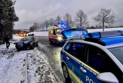 S258 bei Zwönitz: BMW dreht sich mehrmals und schlägt gegen Bäume - Polizei und Krankenwagen bereits am Einsatzort. Foto: Daniel Unger