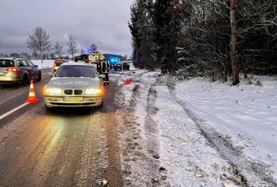 S258 bei Zwönitz: BMW dreht sich mehrmals und schlägt gegen Bäume - Der restliche Verkehr wird an der Unfallstelle vorbeigeleitet. Foto: Daniel Unger