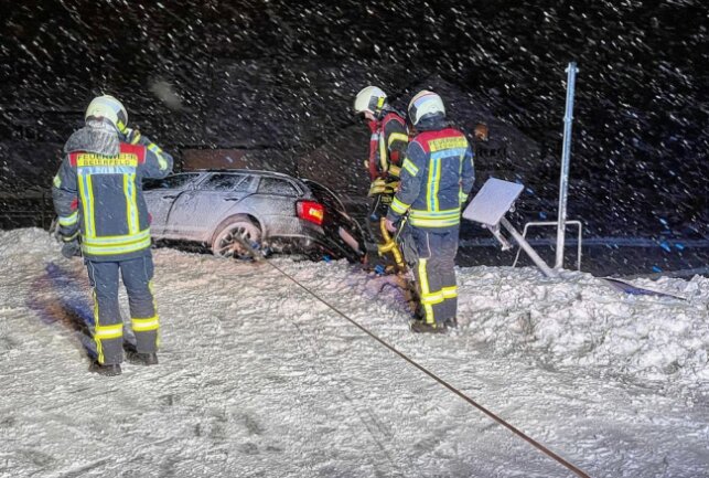 Ein PKW ist auf winterglatter Fahrbahn in einen Graben gerutscht und drohte abzustürzen. Foto: Daniel Unger