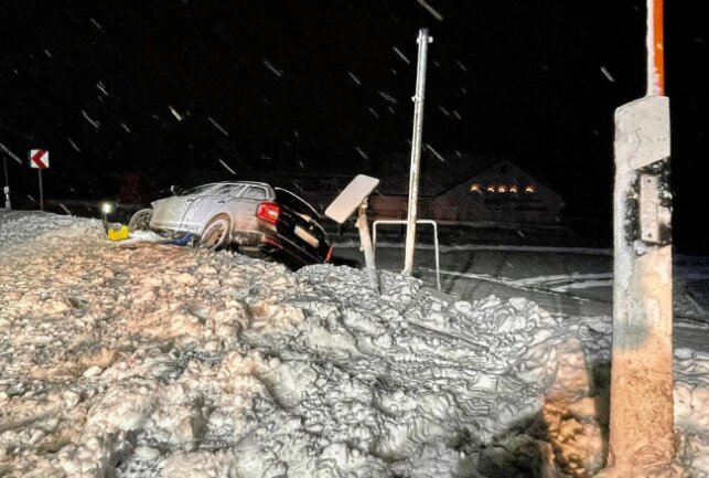 Ein PKW ist auf winterglatter Fahrbahn in einen Graben gerutscht und drohte abzustürzen. Foto: Daniel Unger