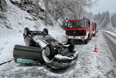 S272: PKW auf winterglatter Fahrbahn überschlagen - Gegen 12.50 Uhr kam es zu einem Unfall auf der S272 zwischen Erlabrunn und Johanngeorgenstadt. Foto: Daniel Unger