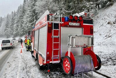 S272: PKW auf winterglatter Fahrbahn überschlagen - Gegen 12.50 Uhr kam es zu einem Unfall auf der S272 zwischen Erlabrunn und Johanngeorgenstadt. Foto: Daniel Unger
