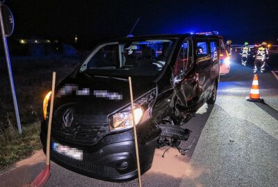 S282 bei Hirschfeld: 92-jähriger Mercedesfahrer schleudert über Gegenfahrbahn - Bei den vier beschädigten Fahrzeugen rissen teilweise die Räder aus. Foto: Niko Mutschmann