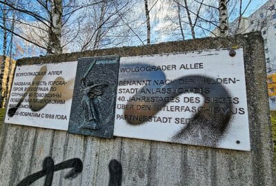 Sachbeschädigung in Chemnitz: Gedenkstein mit vulgären Schriftzügen verunstaltet - In Markersdorf wurde ein Gedenkstein beschmiert. Foto: Harry Härtel