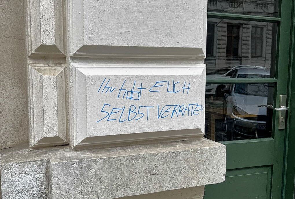 Sachbeschädigungen durch Graffiti an "Grünen"-Parteibüros in Leipzig - Graffiti an den Parteibüros der Abgeordneten "Die Grünen". Foto: LausitzNews
