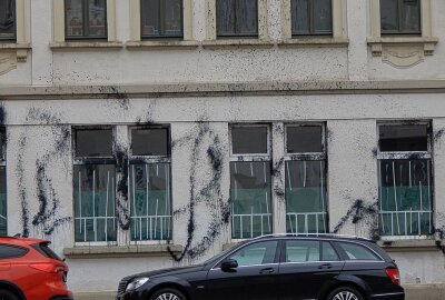 Sachbeschädigungen und Pyrotechnik bei Linken-Demo in Leipzig - Gegen 18.30 Uhr wurde bekannt, dass an der Fassade eines Sportcenters in Stötteritz Graffiti im Sachzusammenhang angebracht worden waren.  Foto: Anke Brod