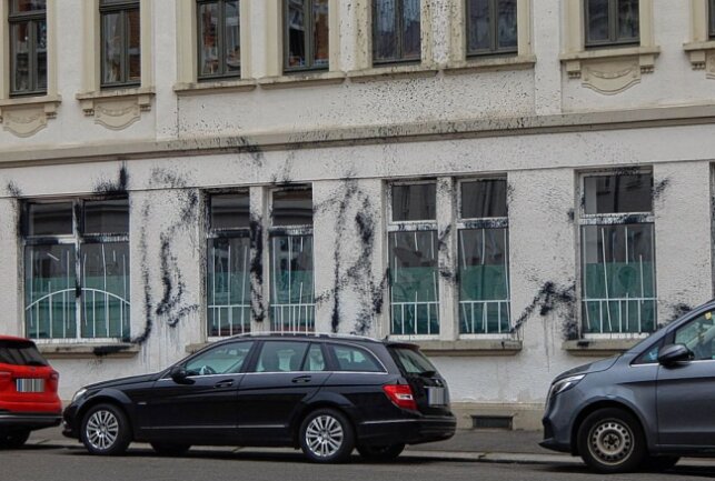Gegen 18.30 Uhr wurde bekannt, dass an der Fassade eines Sportcenters in Stötteritz Graffiti im Sachzusammenhang angebracht worden waren.  Foto: Anke Brod
