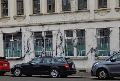 Sachbeschädigungen und Pyrotechnik bei Linken-Demo in Leipzig - Gegen 18.30 Uhr wurde bekannt, dass an der Fassade eines Sportcenters in Stötteritz Graffiti im Sachzusammenhang angebracht worden waren.  Foto: Anke Brod