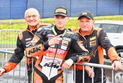 Phillip Tonn (Mitte) nach seinem Sieg mit seinen Teamchefs Michael (li.) und Carsten (re.) Freudenberg. Foto: Thorsten Horn